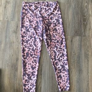 Onzie Leopard Print Women’s Size Leggings Large